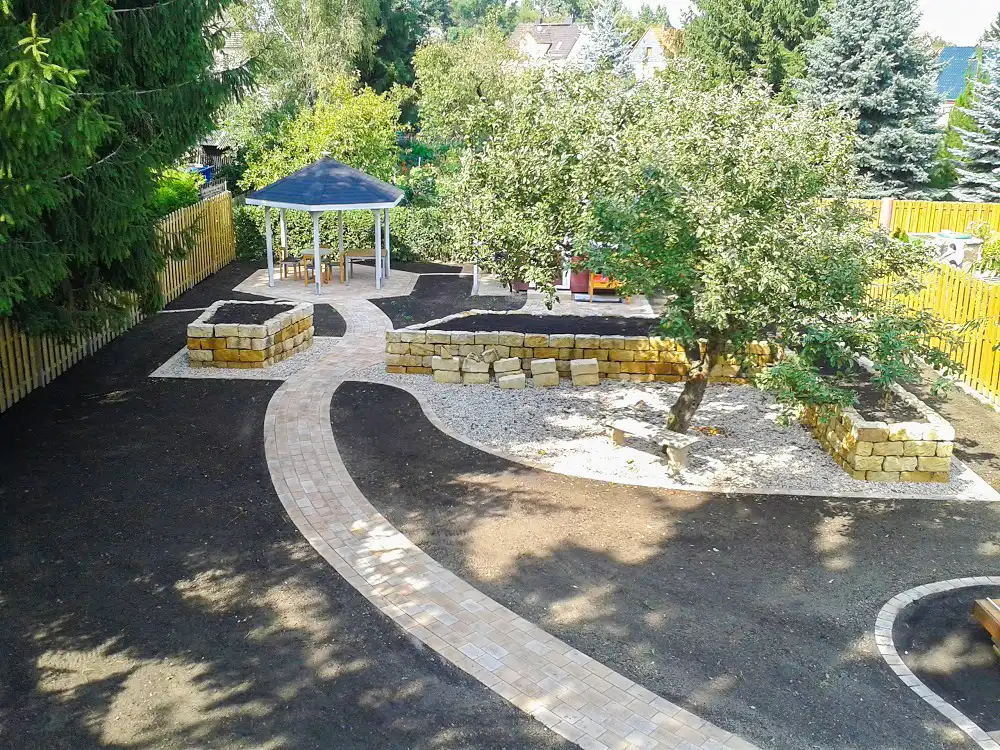 rundum Galabau GmbH – Angelegter Garten mit dekorativem Pavillon