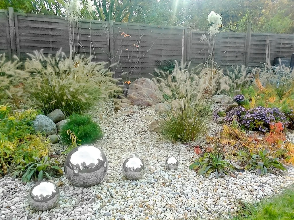 rundum Galabau GmbH – Beet mit Kieselsteinen – sorgt für pflegeleichte Gestaltung, Struktur und dekorative Akzente