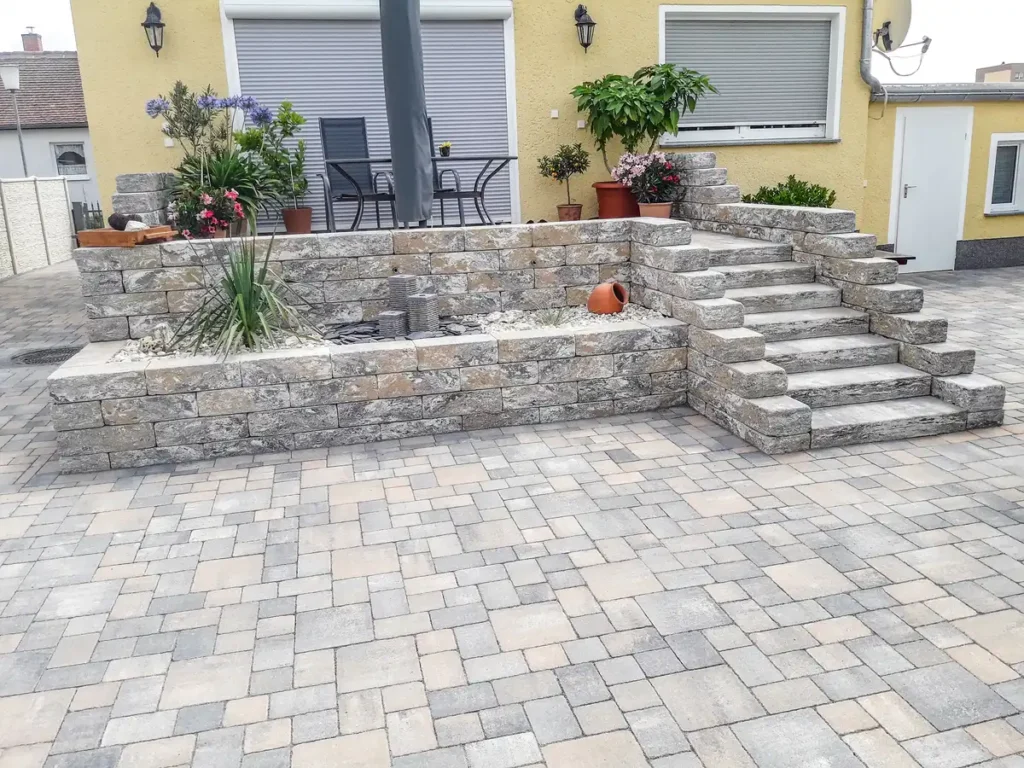 rundum Galabau GmbH – Terrasse, Treppe und Beet aus Naturstein