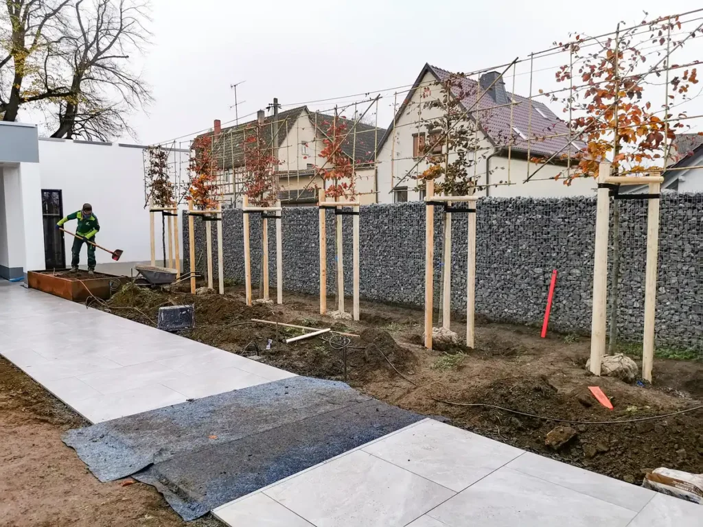 rundum Galabau GmbH – Anlegen eines Beets mit angrenzendem Weg aus großen Natursteinplatten