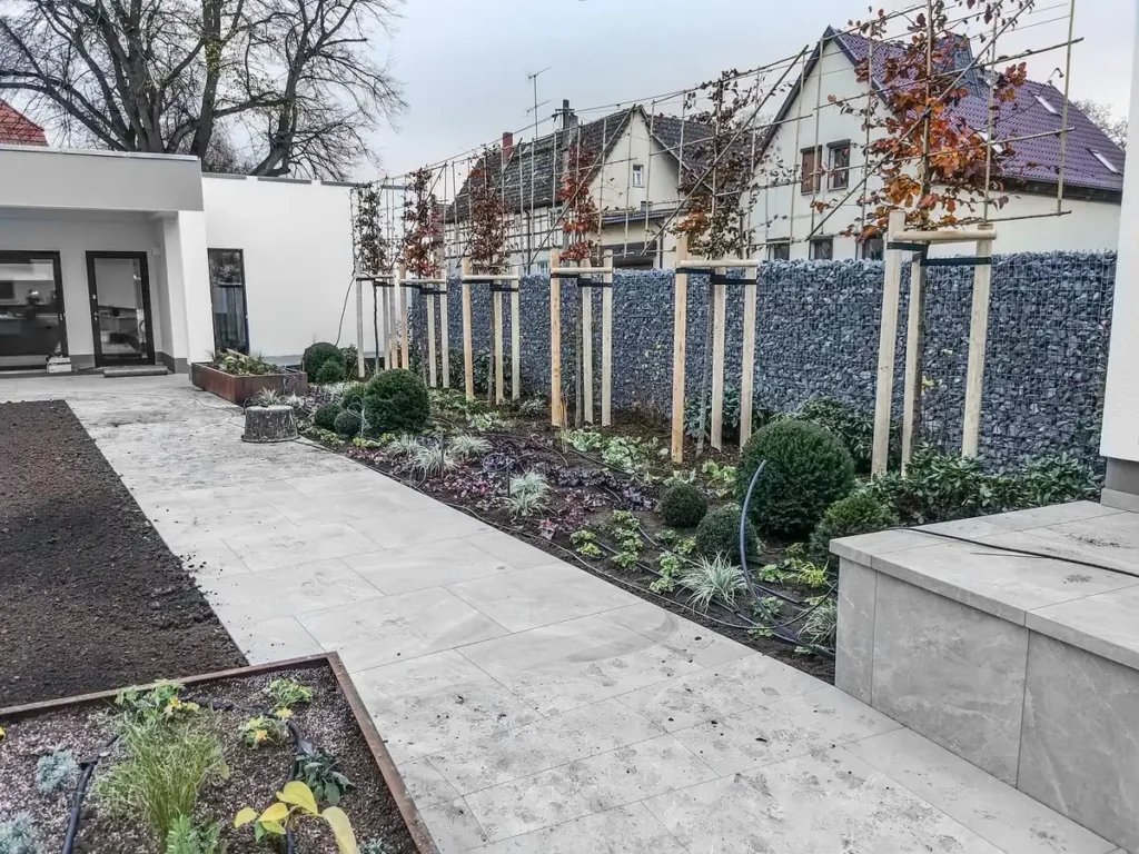 rundum Galabau GmbH – Professionell gepflasterter Gartenweg – harmonisch in Beete und Rasen