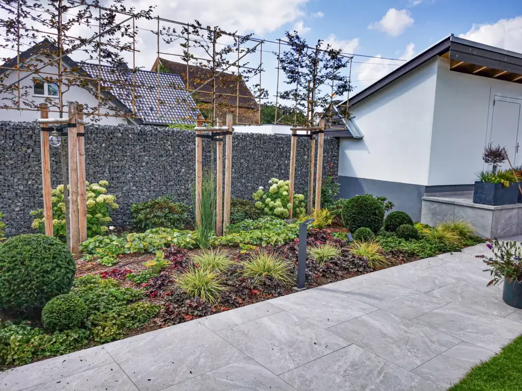 rundum Galabau GmbH – Professionell angelegtes Beet im Gartenbereich