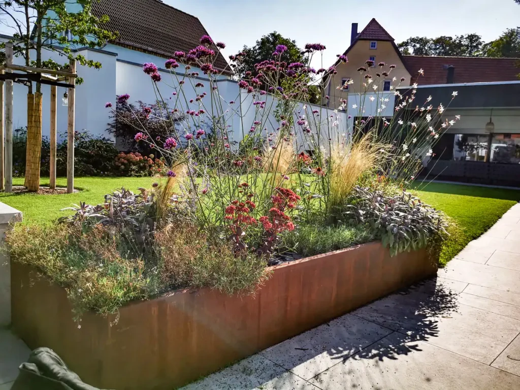 rundum Galabau GmbH – Blumenfläche, Pflanzfläche im Garten