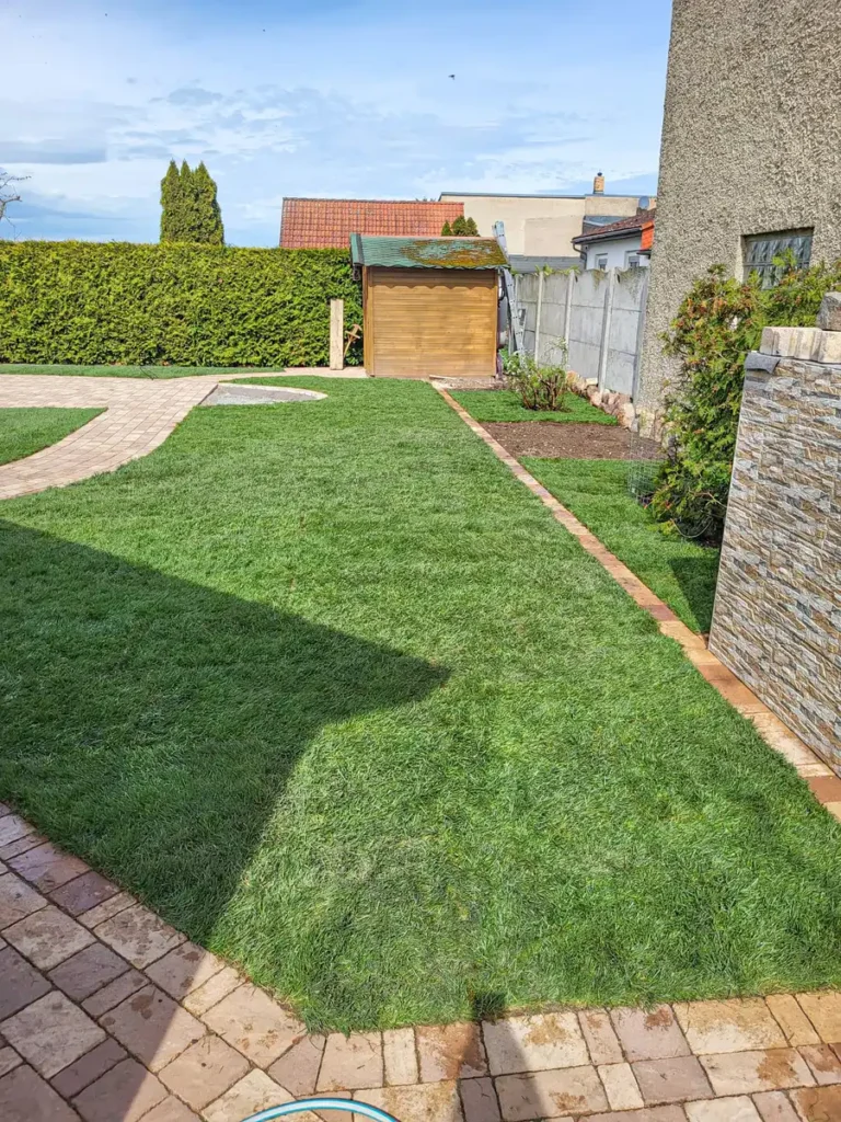 rundum Galabau GmbH – Rasenfläche mit Weg – Gartengestaltung vom Profi