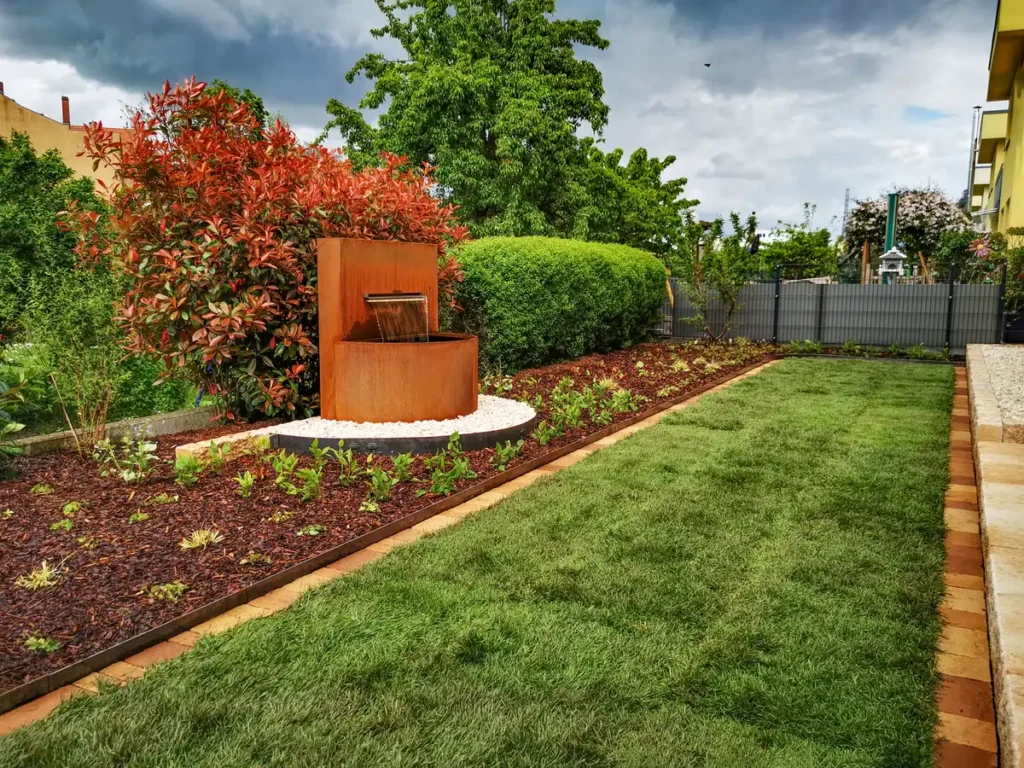rundum Galabau GmbH – Individuell gestaltete Gartenanlage mit harmonischer Bepflanzung und klarer Struktur.
