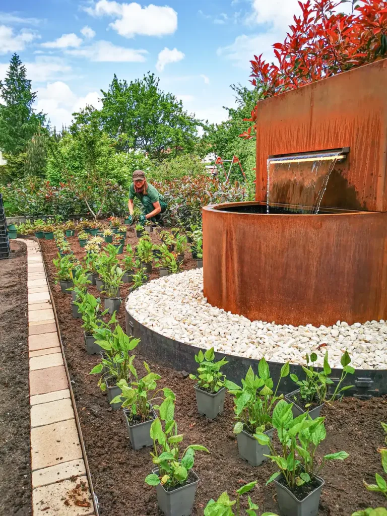 rundum Galabau GmbH – Professionelle Pflanzarbeiten im Garten mit Stauden, Sträuchern und strukturierter Beetgestaltung