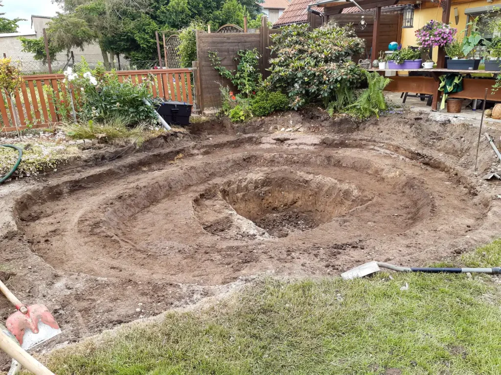 rundum Galabau GmbH – Erdaushub für Teich – sorgfältige Bodenvorbereitung