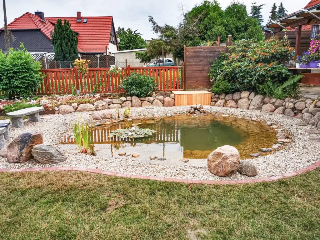 rundum Galabau GmbH – Professionell gestalteter Gartenteich mit natürlicher Bepflanzung