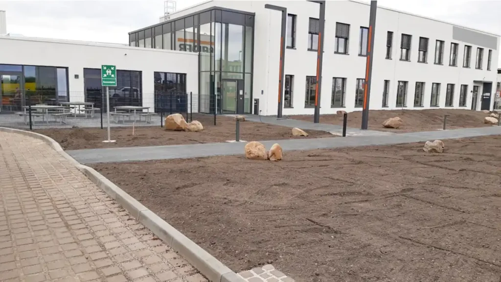 rundum Galabau GmbH – Fachgerechtes Anlegen einer Grünfläche inklusive Bodenvorbereitung