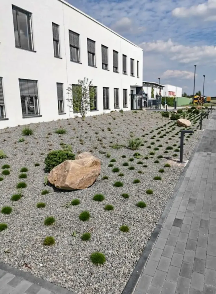 rundum Galabau GmbH – Professionell geplante und ausgeführte Pflanzung für ein harmonisch, pflegeleichten Vorplatz