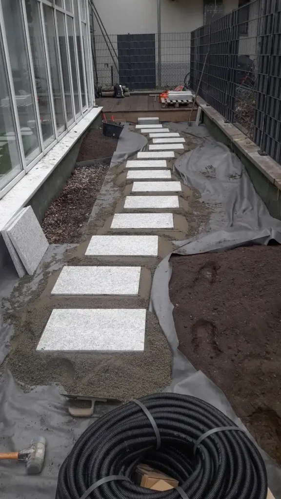 rundum Galabau GmbH – Professionell angelegte Pflasterung im japanischen Garten