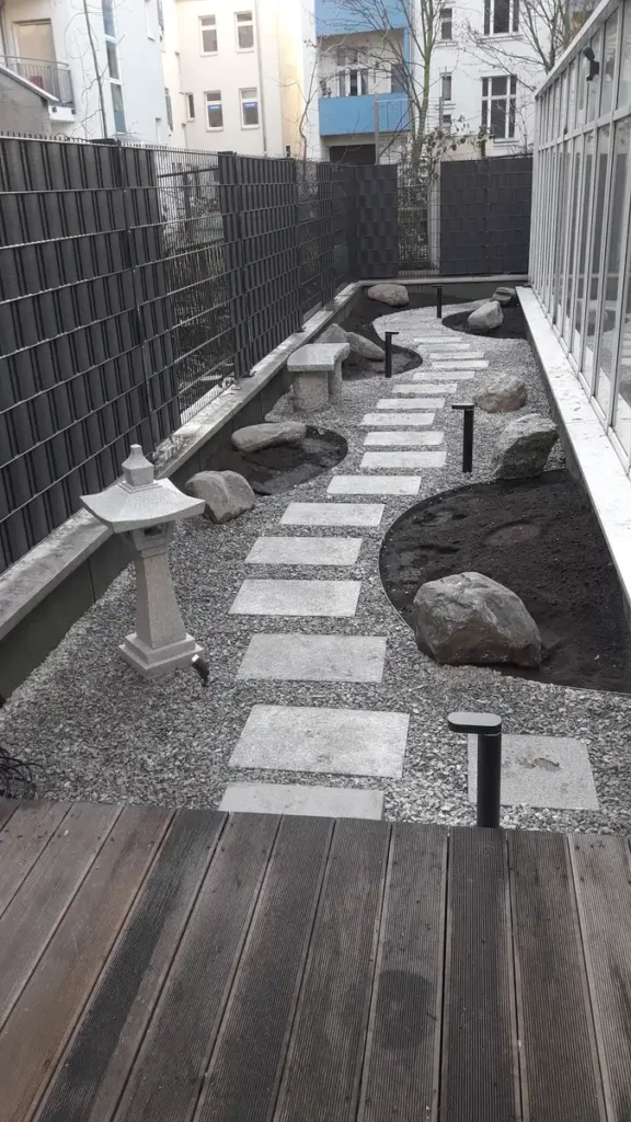 rundum Galabau GmbH – Weg im japanischen Garten – Harmonische Gartengestaltung
