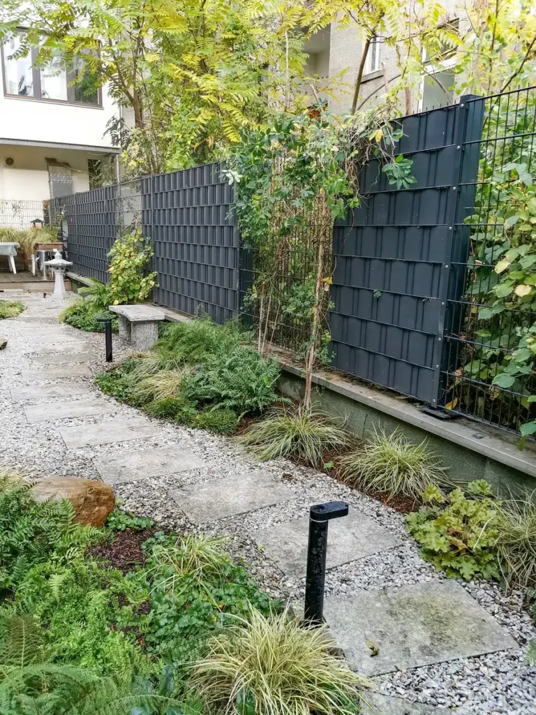 rundum Galabau GmbH – Fachgerecht angelegter japanischer Garten mit traditionellen Elementen wie Kieswegen, Steinen und ausgewählten Pflanzen