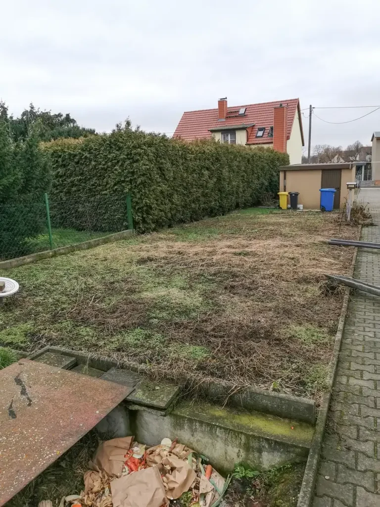 rundum Galabau GmbH – Blick auf den Garten vor der Umgestaltung