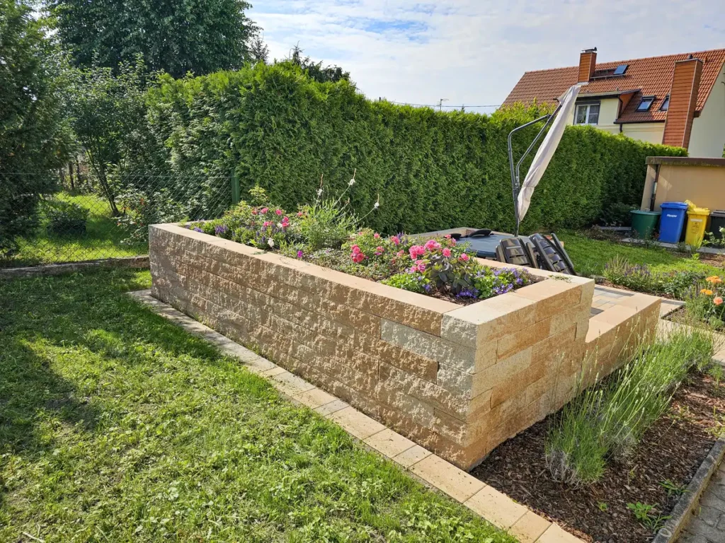 rundum Galabau GmbH – Hochbeet im Garten mit optimaler Erde und ausgewählten Pflanzen