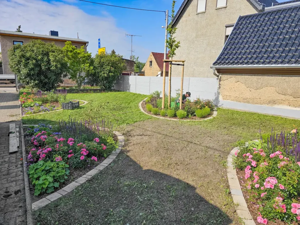 rundum Galabau GmbH – Pflanzarbeiten vom Landschaftsgärtner