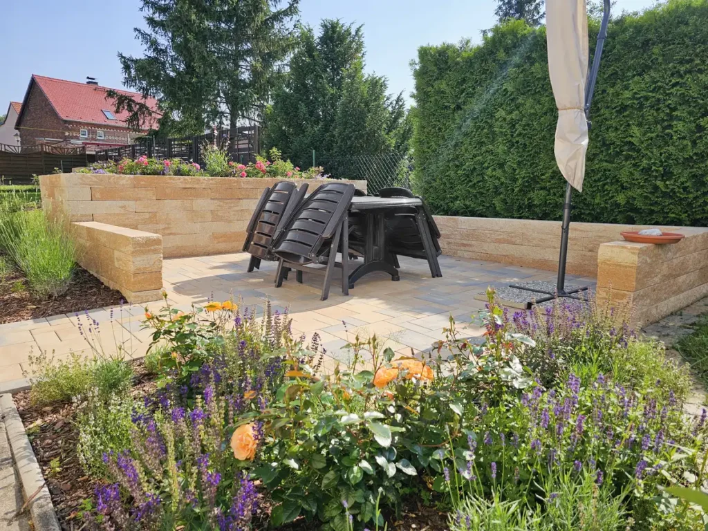 rundum Galabau GmbH – gepflasterte Terrasse mit sauber verlegten Steinplatten