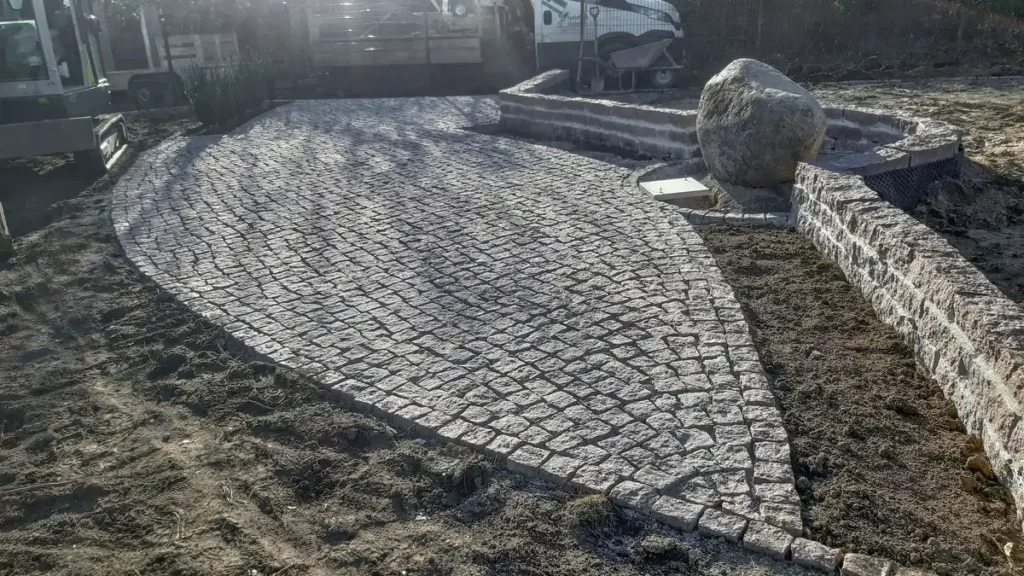 rundum Galabau GmbH – Fachgerechte Pflasterarbeiten auf grüner Wiese
