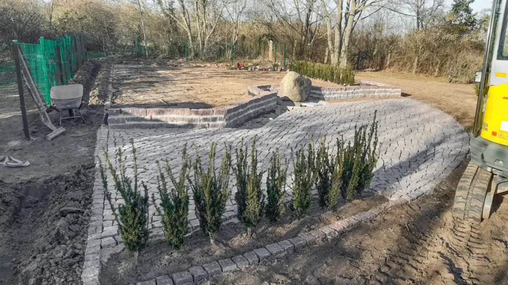 rundum Galabau GmbH – Fachgerechte Pflasterarbeiten im Außenbereich mit Natursteinplatten