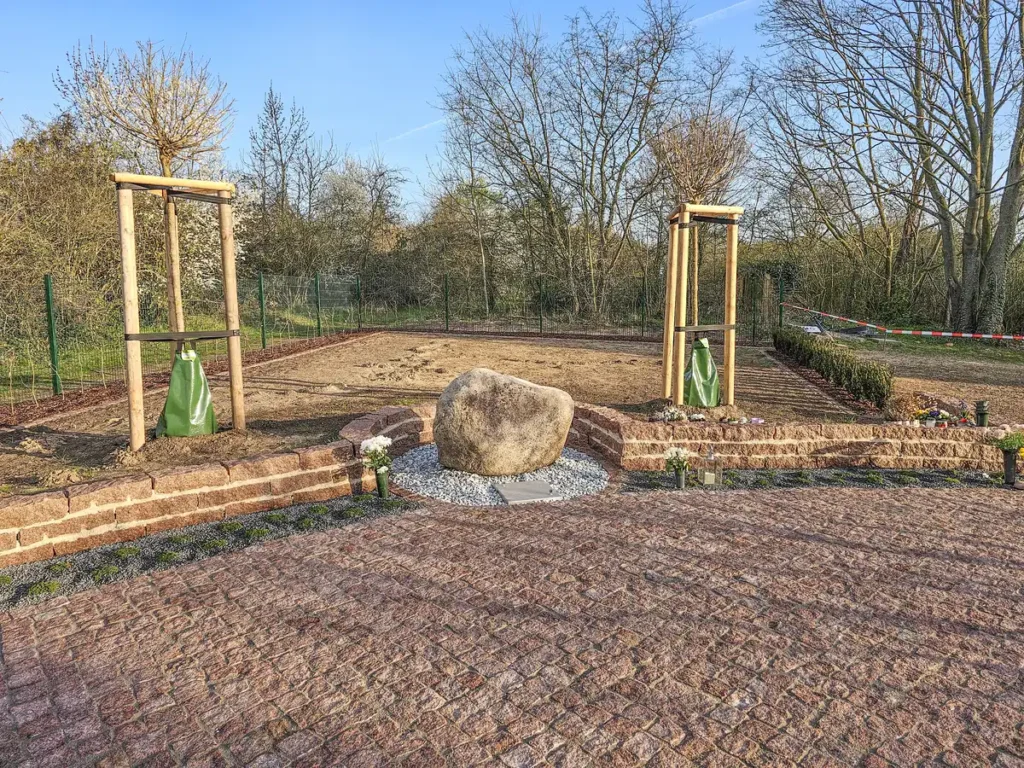 rundum Galabau GmbH – Grüne Wiese auf dem Friedhof – Pflege und Gestaltung