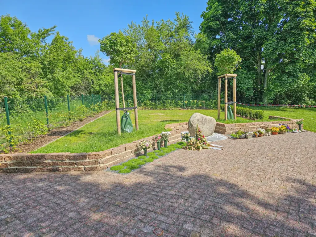 rundum Galabau GmbH – Grüne Wiese auf dem Friedhof – Pflege und Gestaltung