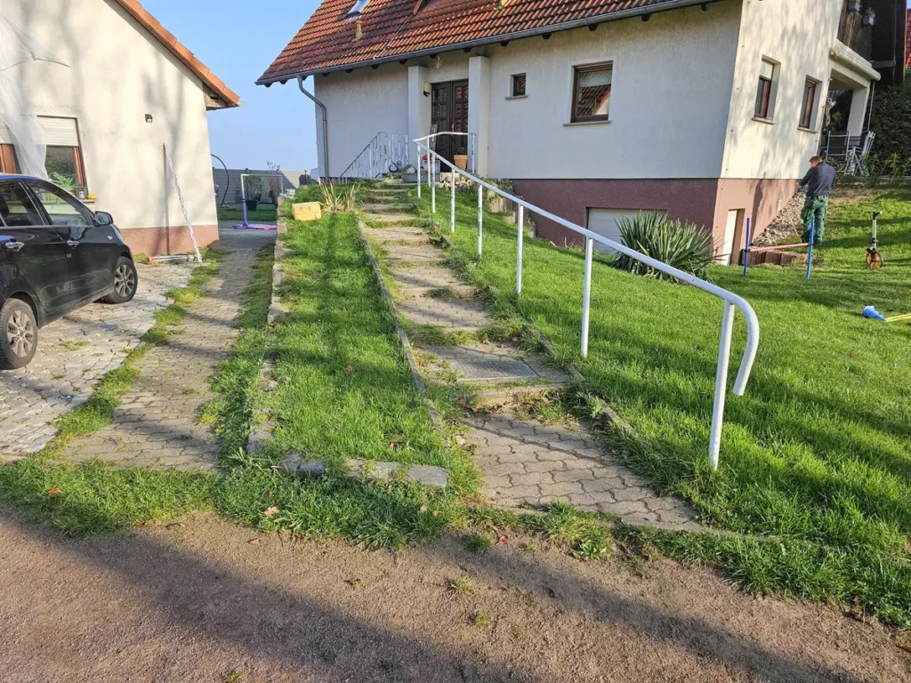 rundum Galabau GmbH – Eingangsbereich Vorher – Zustand vor der Neugestaltung