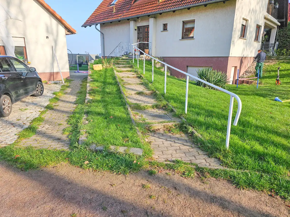 rundum Galabau GmbH – Professionelle Pflasterarbeiten für Treppen, Zustand vorher