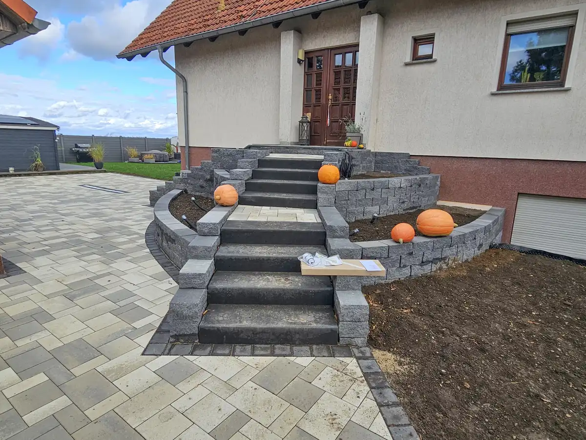 rundum Galabau GmbH – Fachgerecht gepflasterte Treppe im Eingangsbereich
