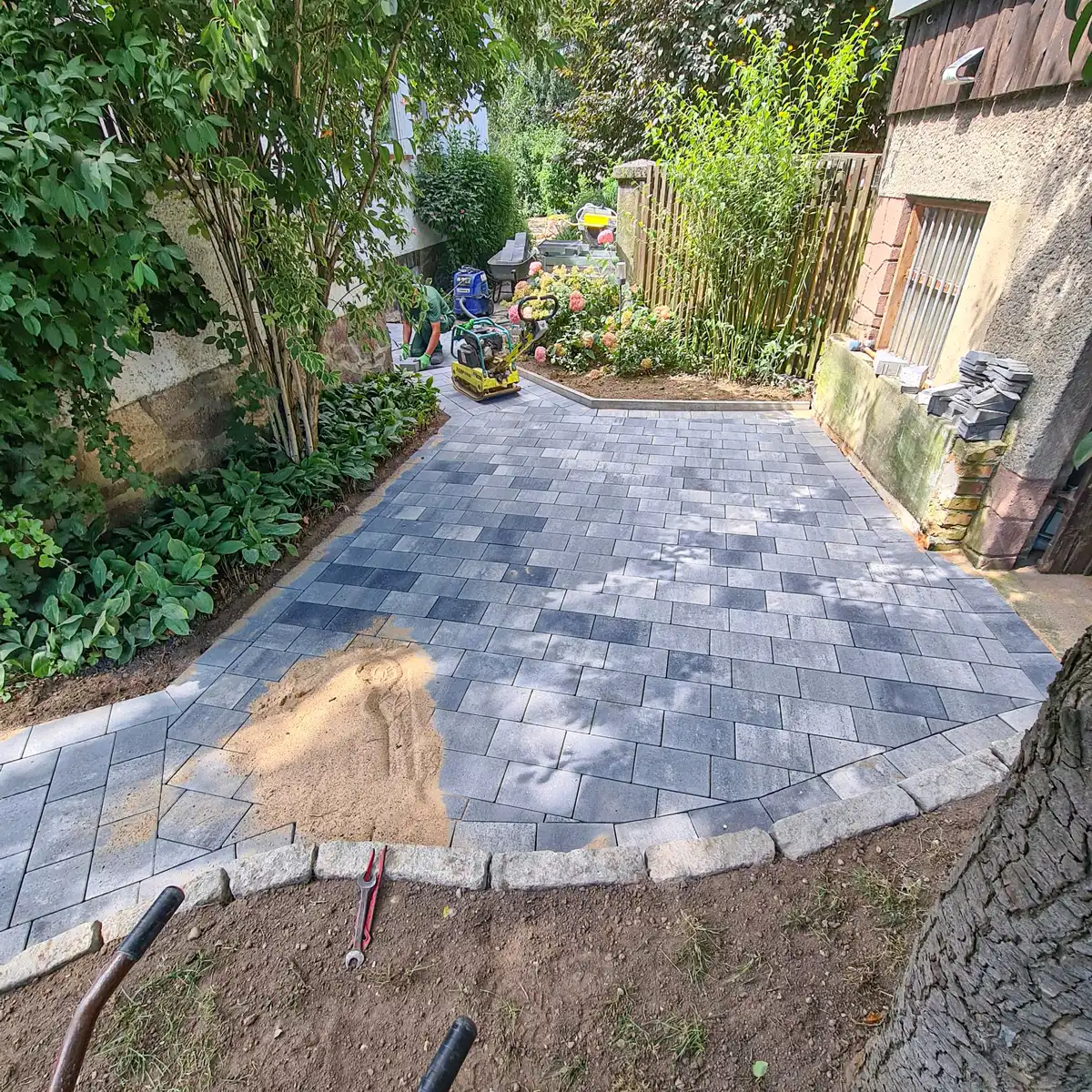 rundum Galabau GmbH – Anlegen und Pflastern von Wegen