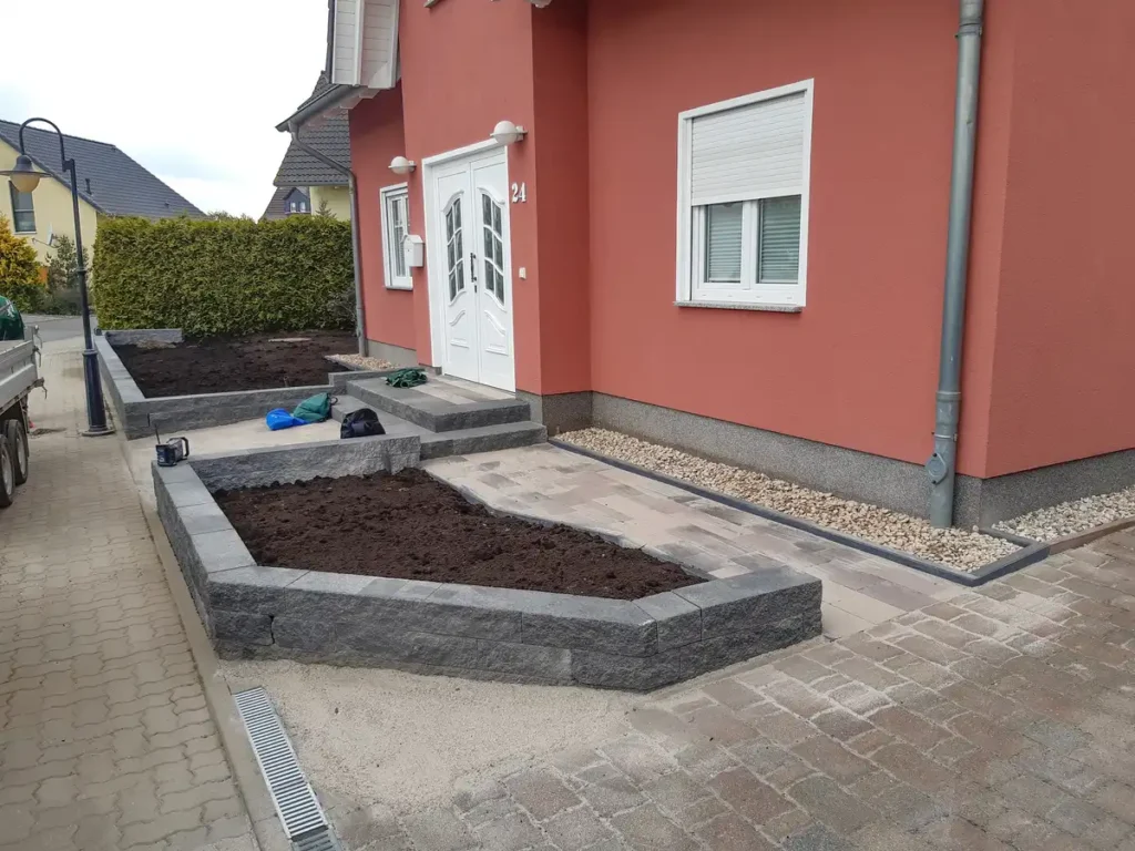 rundum Galabau GmbH – Fachgerecht angelegtes Vorbeet mit vorbereiteter Erde für Pflanzungen