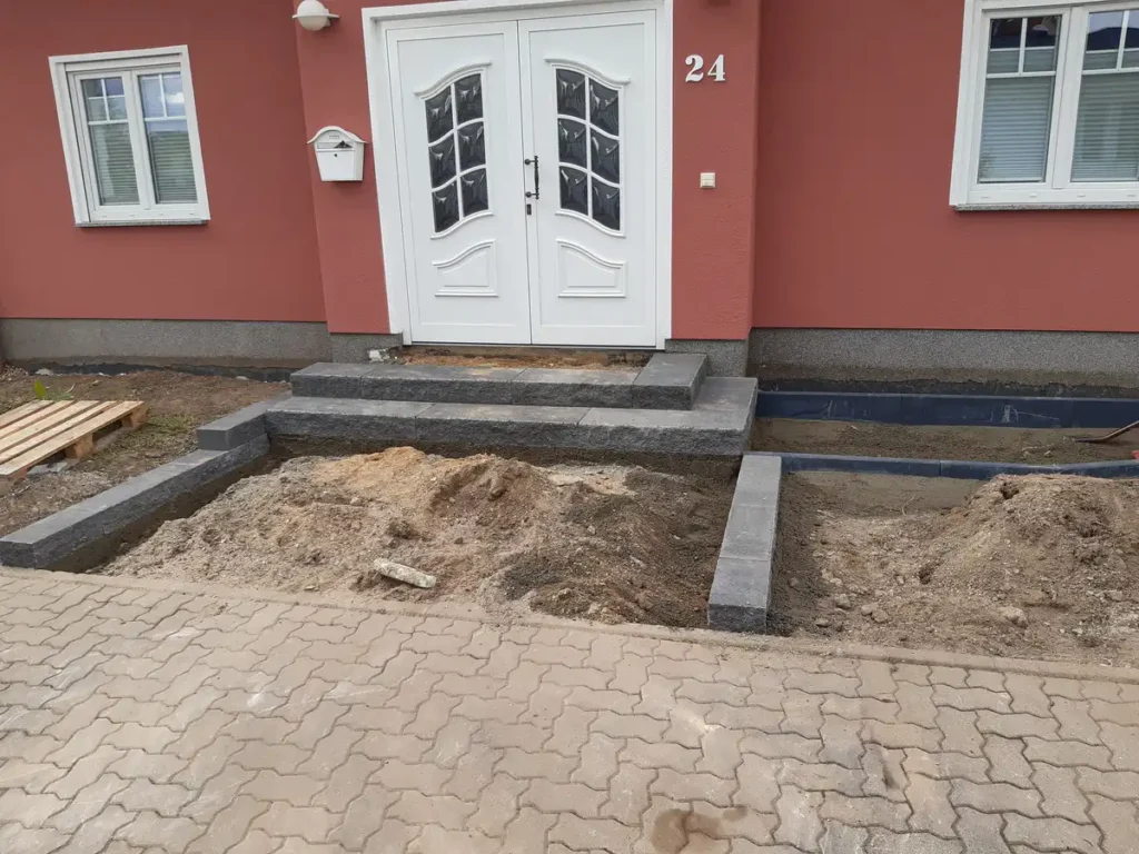 rundum Galabau GmbH – Pflasterarbeiten vor der Eingangstür – robust, langlebig