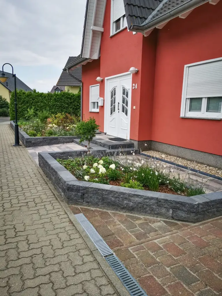 rundum Galabau GmbH – Fachgerecht angelegtes Vorbeet