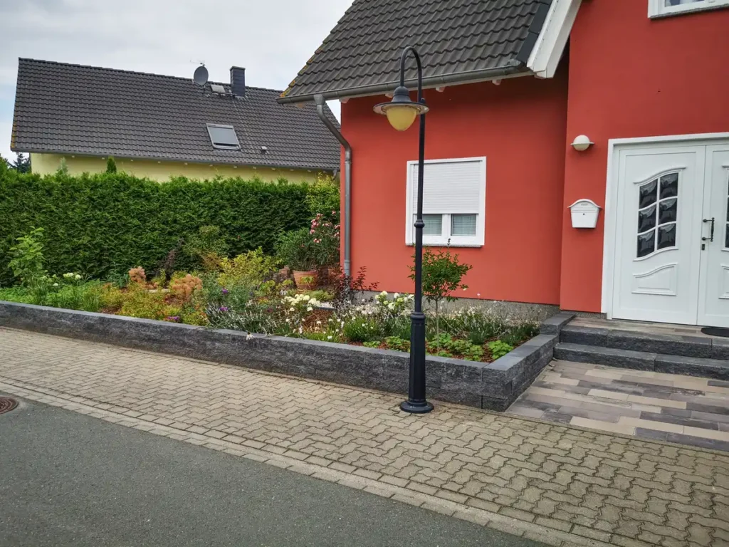 rundum Galabau GmbH – Abgeschlossen gestalteter Vorgarten mit Beet