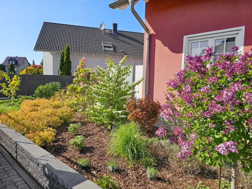 rundum Galabau GmbH – Fertig gestalteter Vorgarten – Garten- und Landschaftsbau