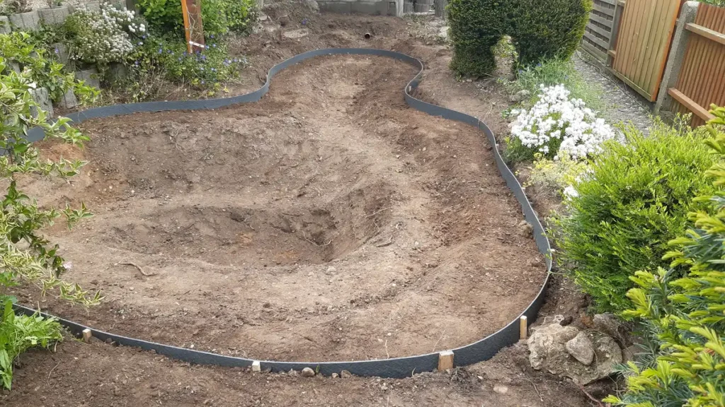 rundum Galabau GmbH – Fachgerechtes Ausheben des Lochs für einen Gartenteich