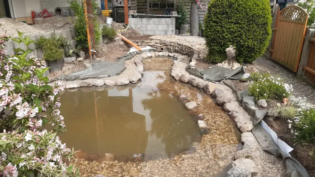 rundum Galabau GmbH – Blick auf den Gartenbereich vor der Teichanlage