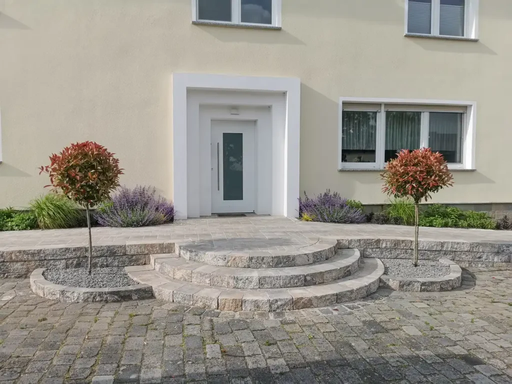 rundum Galabau GmbH – Gepflasterter Eingangsbereich – Professioneller Garten- und Landschaftsbau