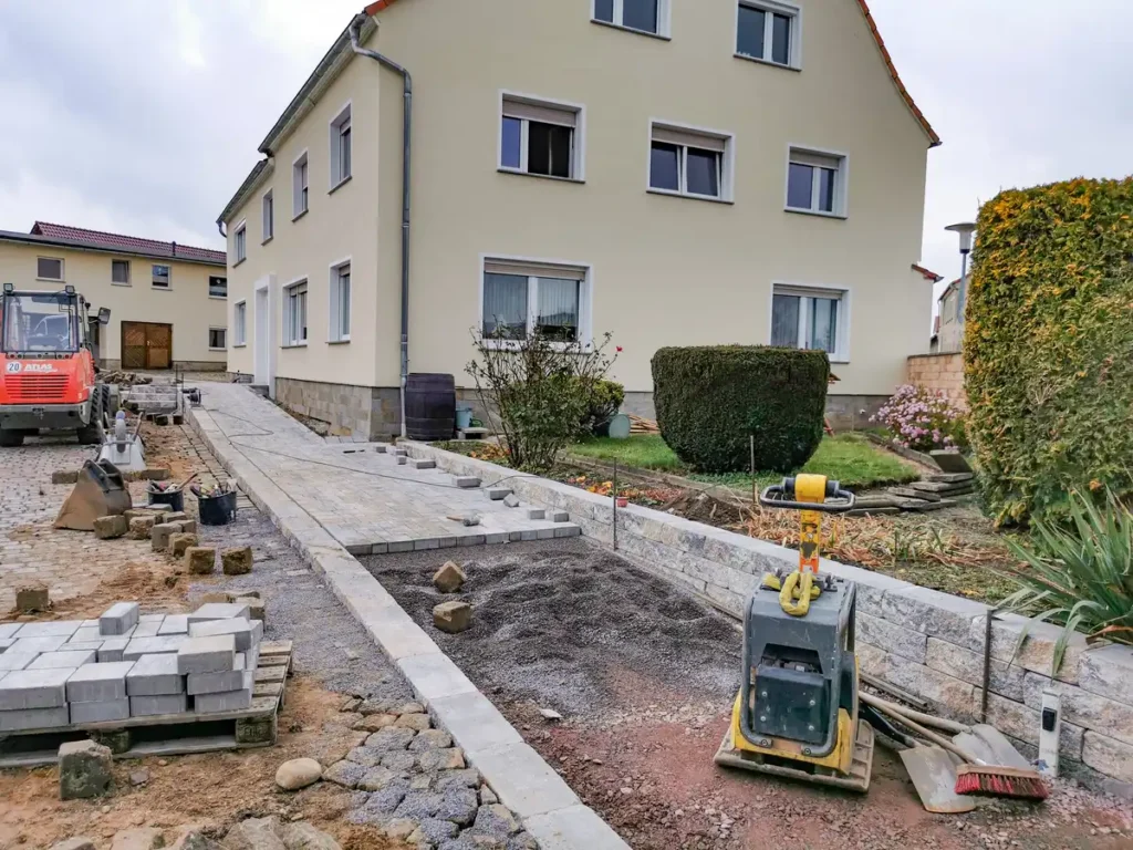 rundum Galabau GmbH – Professionell ausgeführte Pflasterarbeiten für Wege, Zufahrten oder Flächen