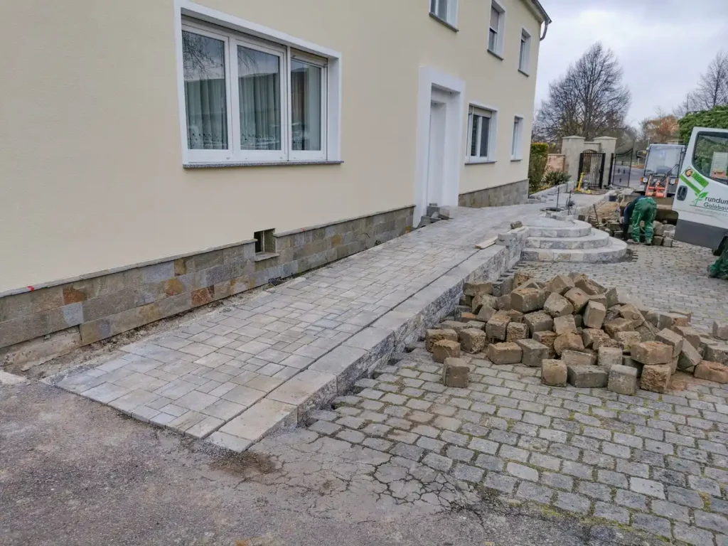 rundum Galabau GmbH – Fachgerecht gepflasterter Weg vor dem Haus