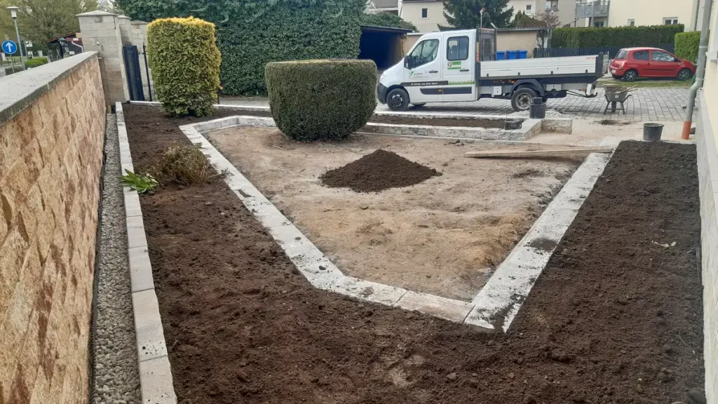 rundum Galabau GmbH – Hochwertige Erde im Beet, fachgerecht vorbereitet für Pflanzungen