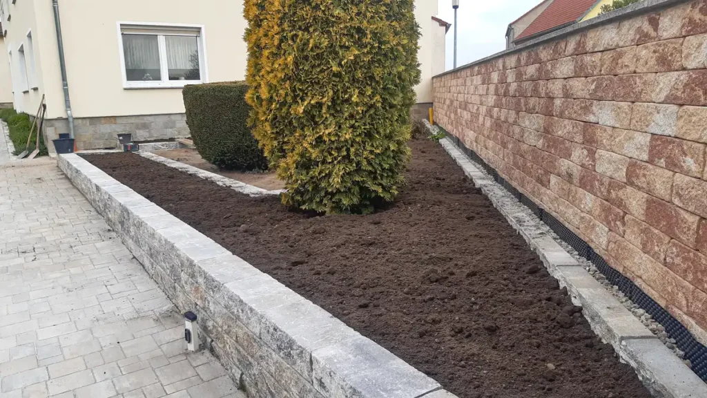 rundum Galabau GmbH – Bodenvorbereitung mit Erde für Beete – sorgt für gesunde Pflanzen