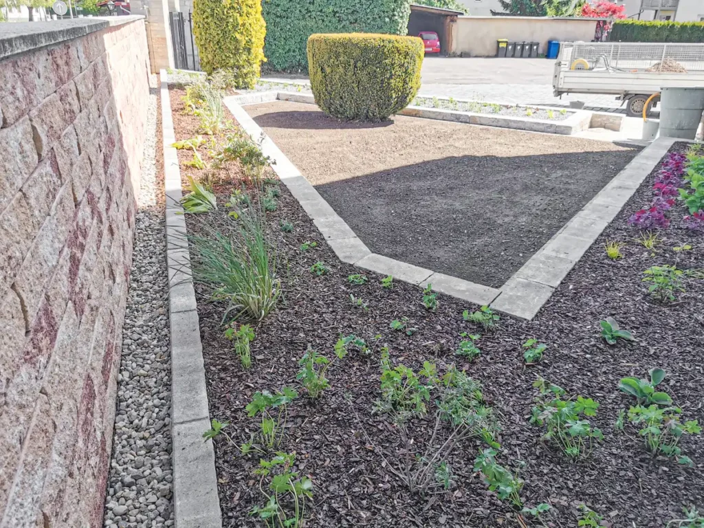 rundum Galabau GmbH – Beet- und Wegbepflanzung – Garten- und Landschaftsbau