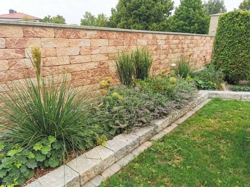 rundum Galabau GmbH – Individuell gestaltetes Beet mit Mauer